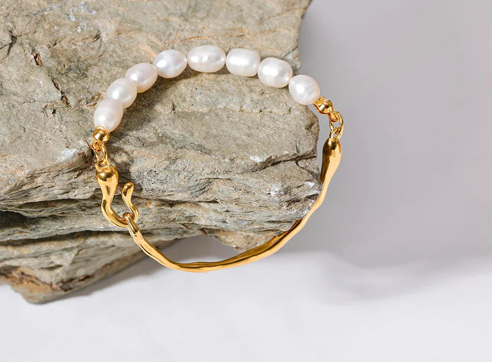 Luna Curve Pearl Bracelet