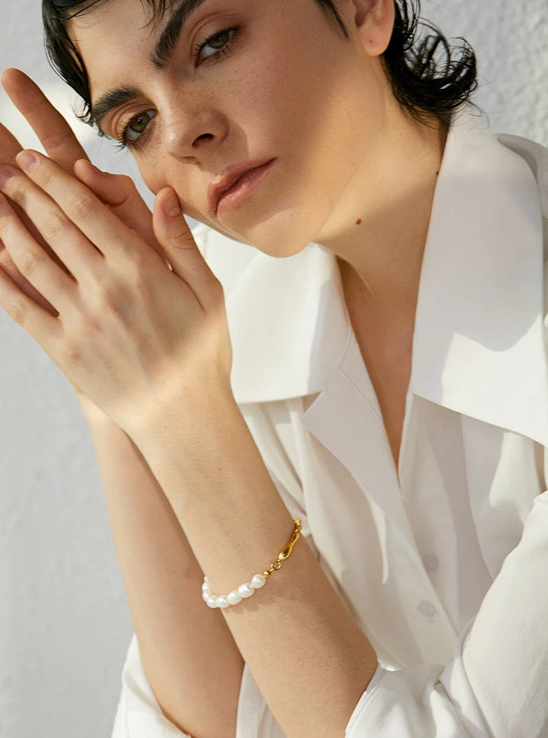 Luna Curve Pearl Bracelet